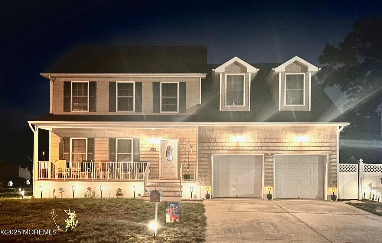 Attached, Exterior, Facade, American Foursquare