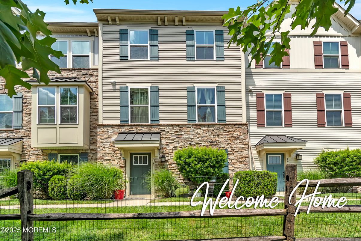 Exterior, Facade, Rowhouse