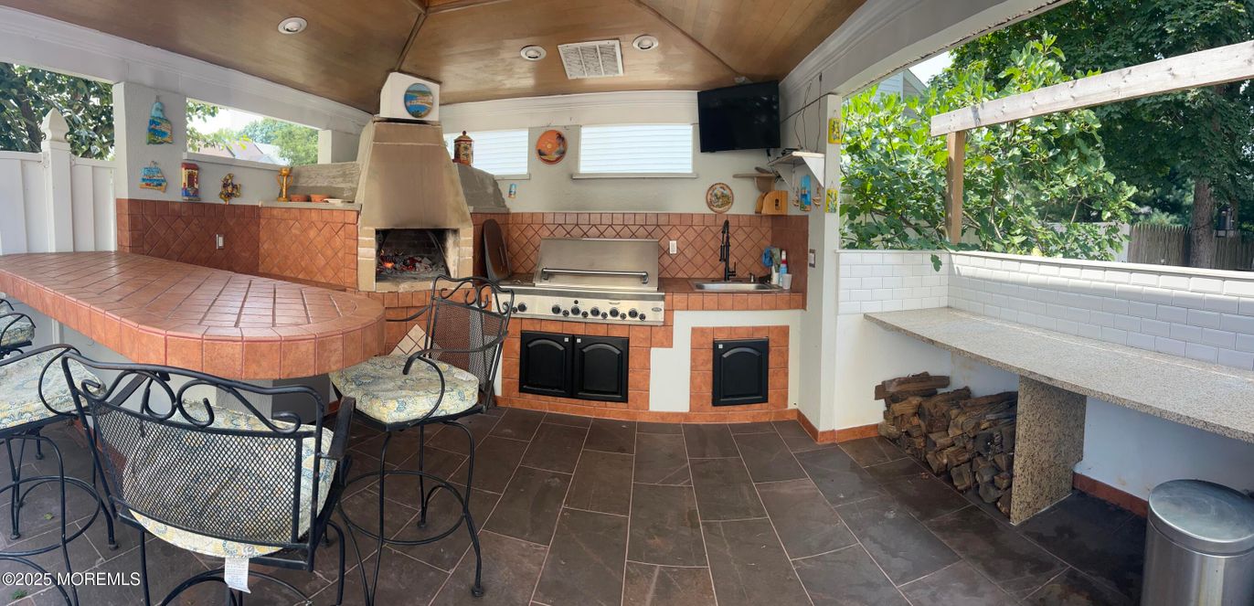 Exterior, Outdoor Kitchen
