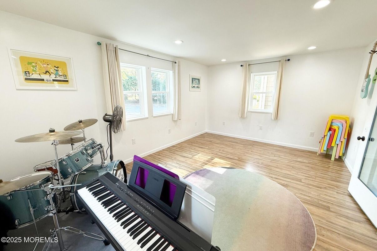 Interior, Piano, Recessed Lighting, Wood Texture Flooring
