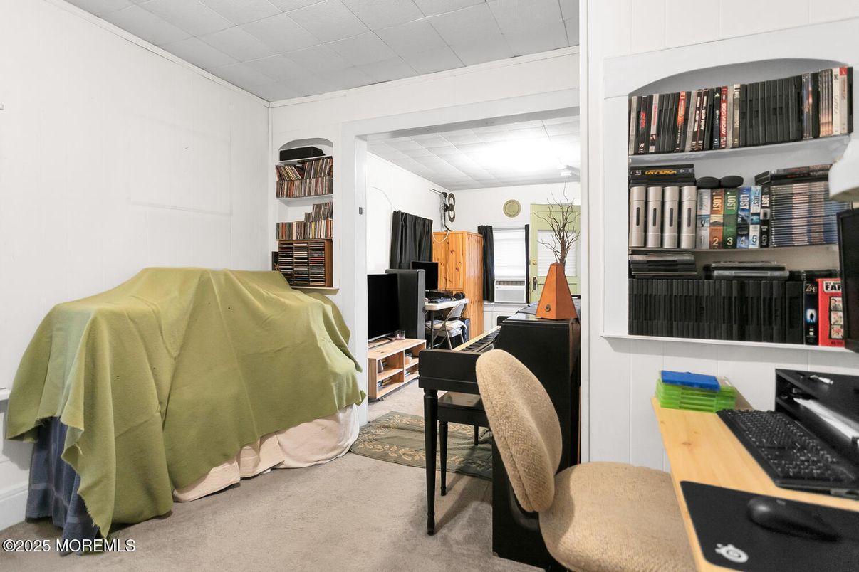 Home Office, Interior