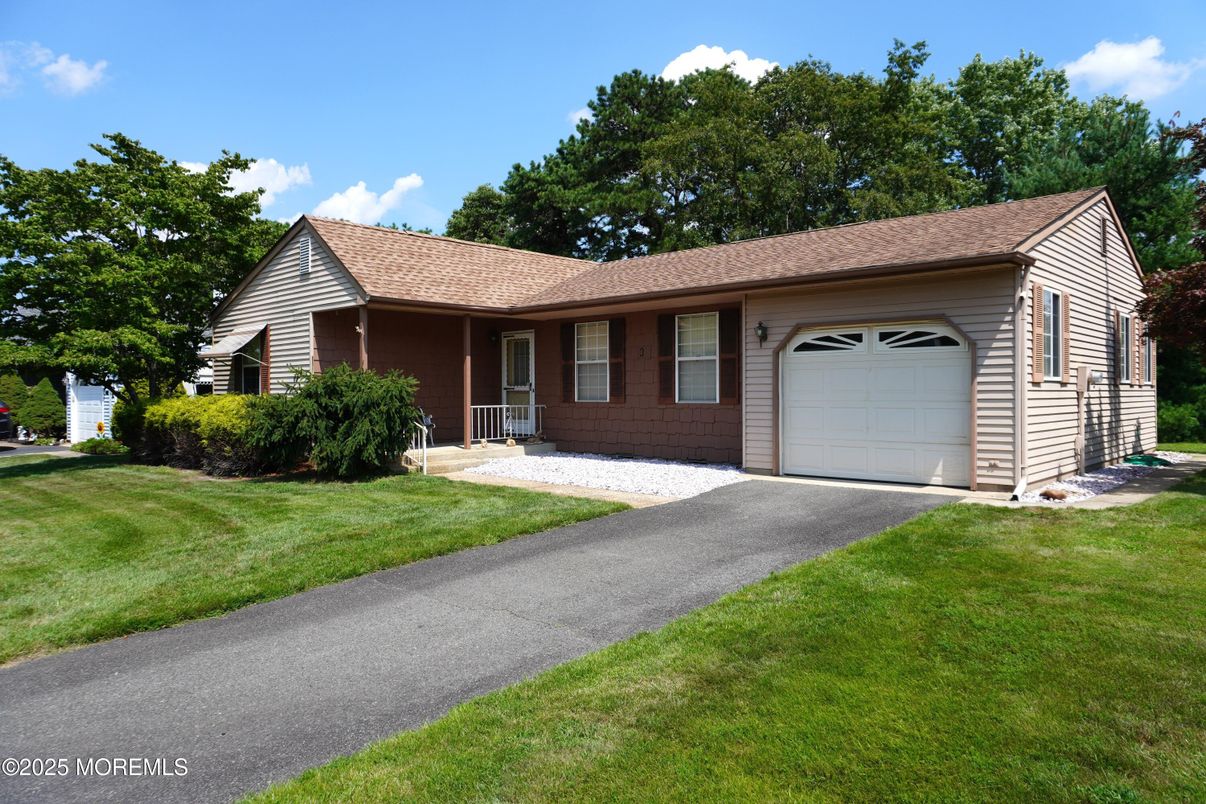 Attached, Exterior, Facade, Ranch