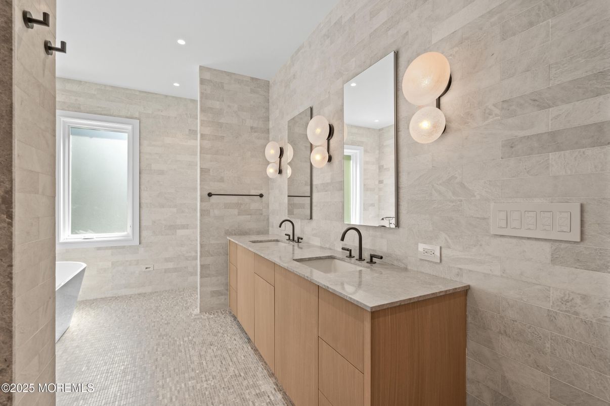 Bathroom, Dual Sink Vanities, Interior, Recessed Lighting
