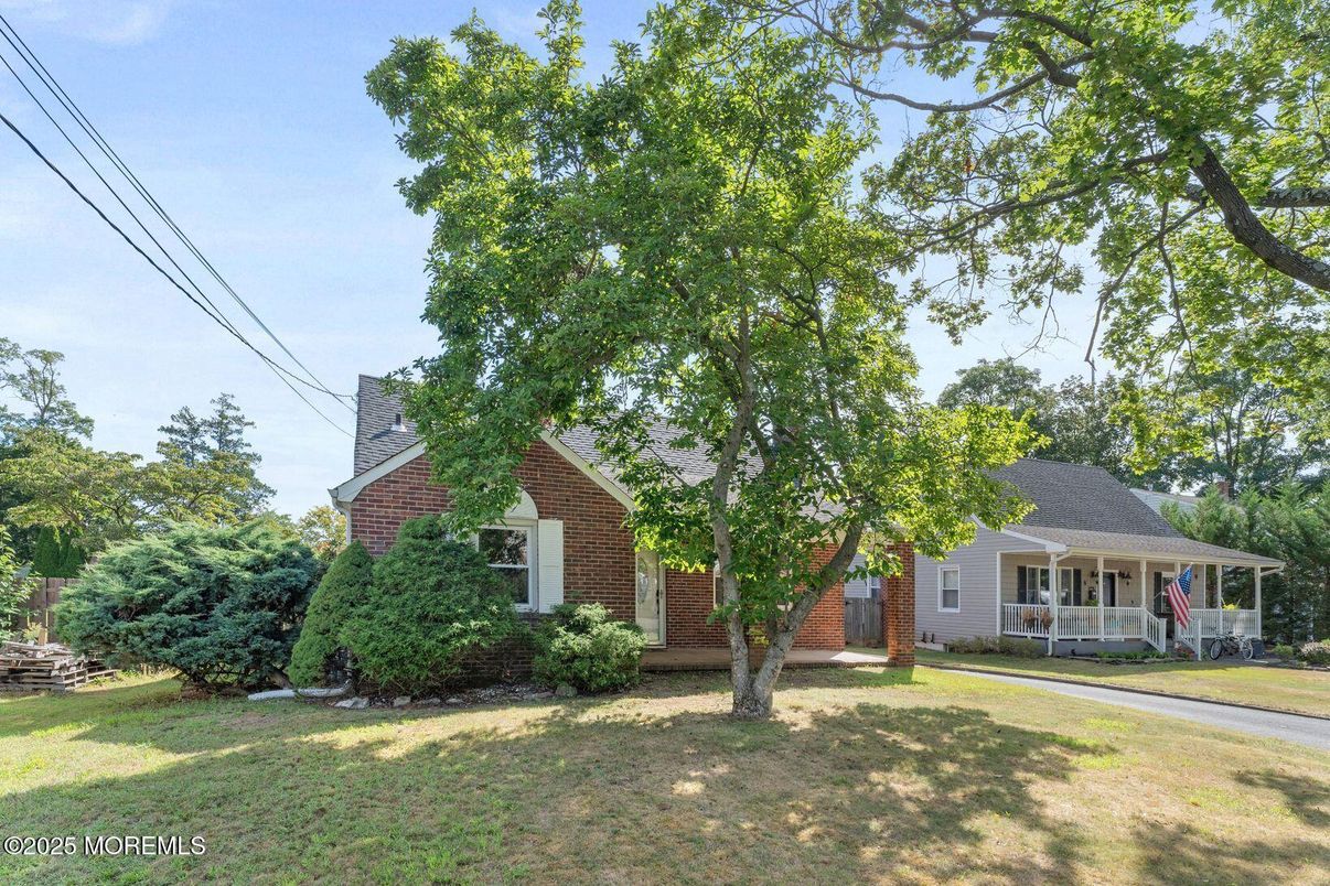 Exterior, Facade, Brick Facade, Cape Cod