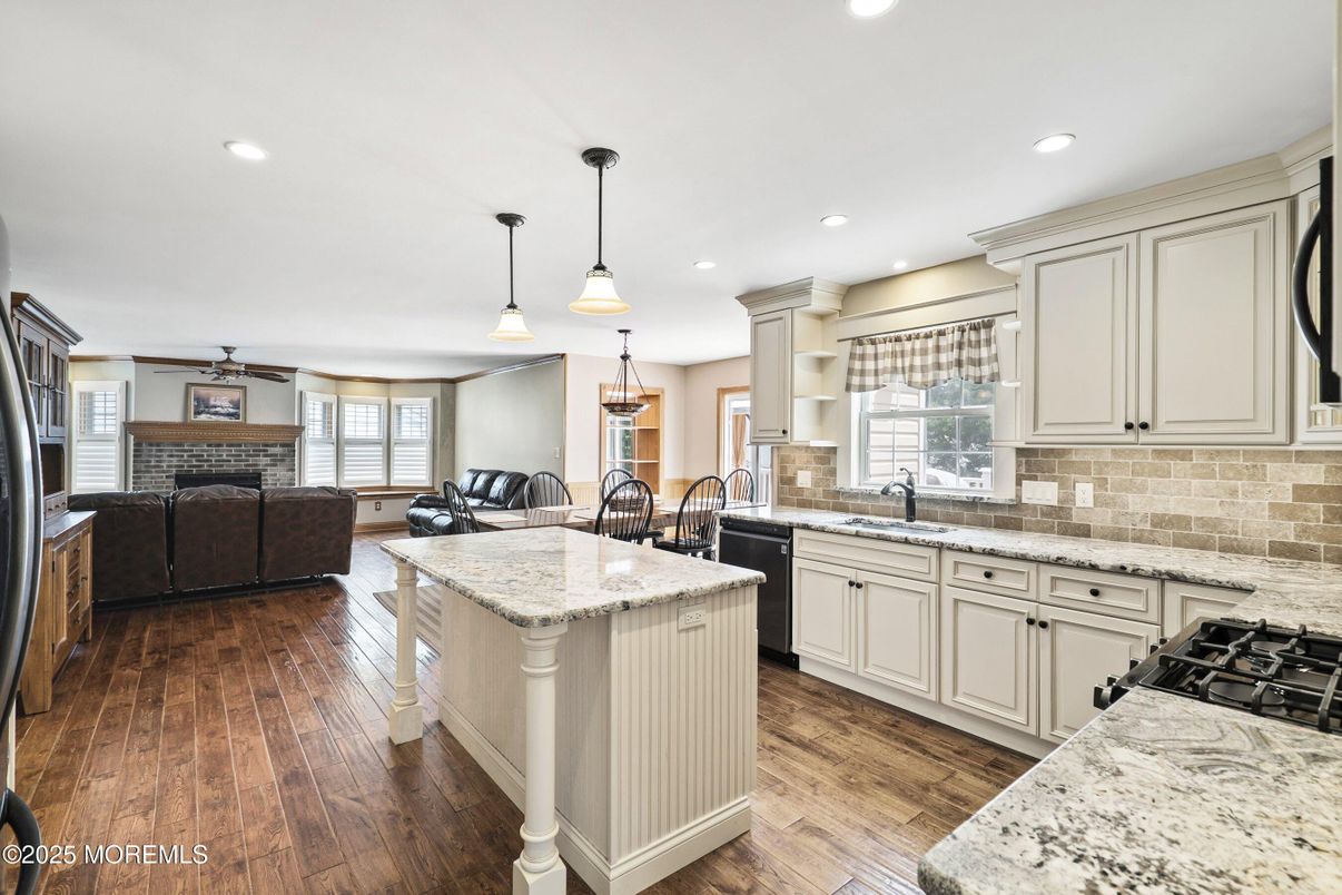 Interior, Kitchen, Living room, Pendant Lights, Recessed Lighting, Wood Texture Flooring