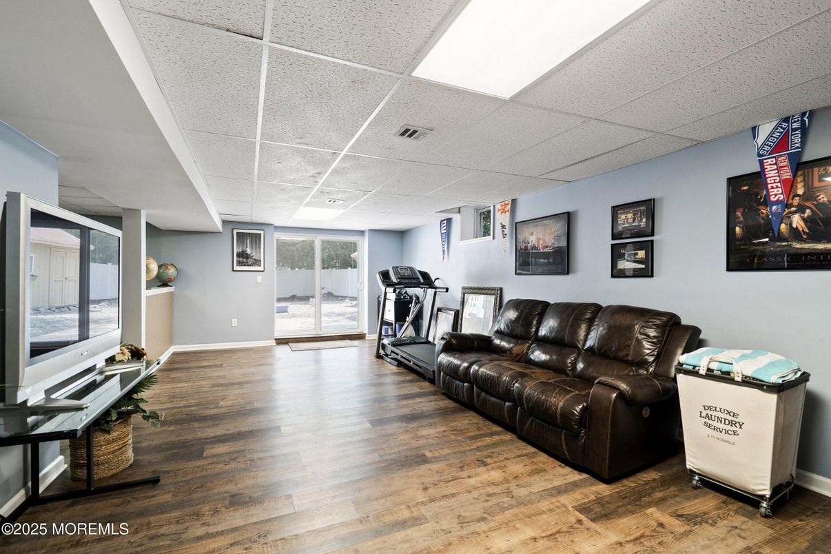 Fitness Equipment, Interior, Living room, Wood Texture Flooring