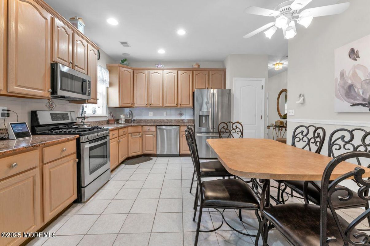 Dining room, Interior, Kitchen, Recessed Lighting, Stainless Steel Appliances