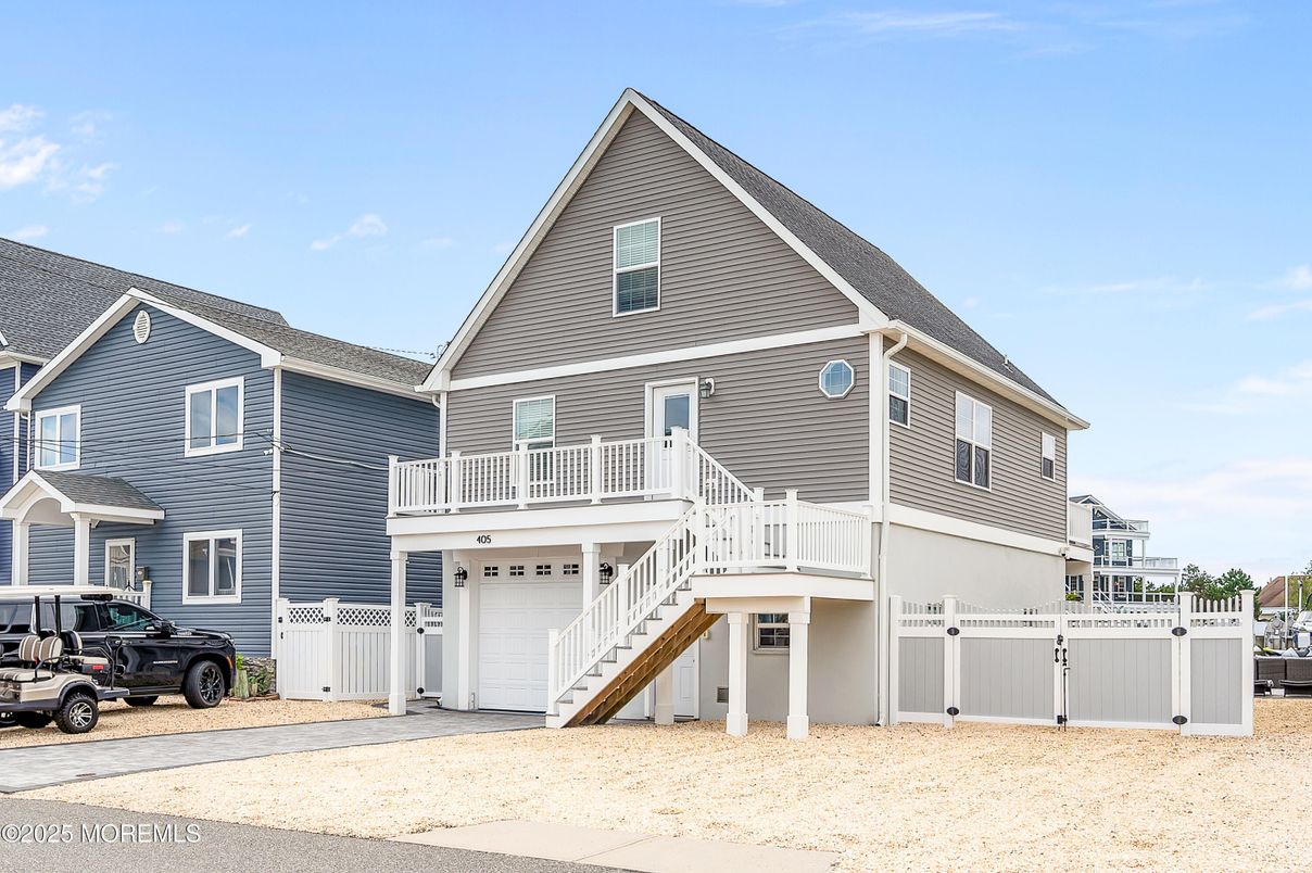 Attached, Exterior, Facade, Farmhouse