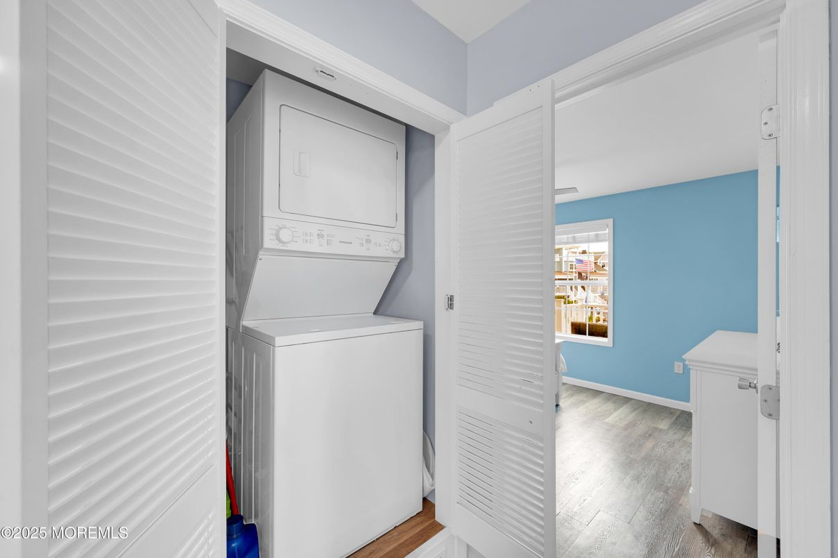 Interior, Utility Closets, Washer, Wood Texture Flooring