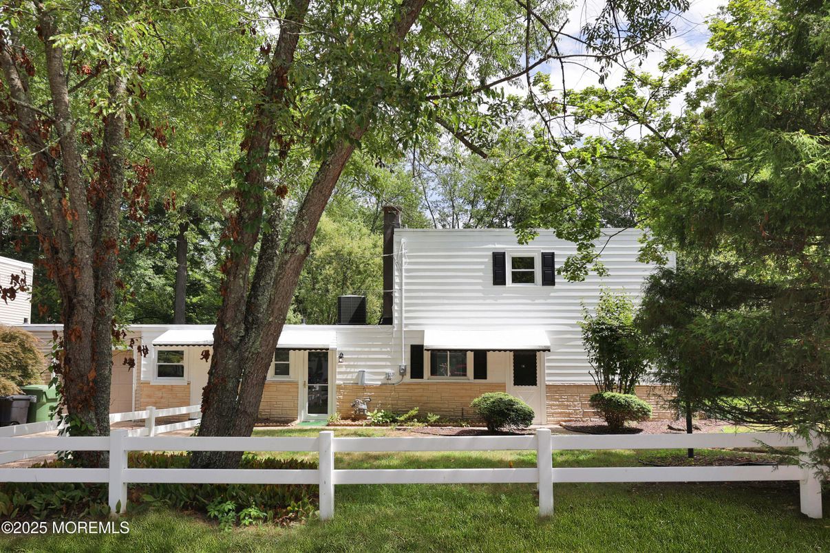 Exterior, Facade, Raised Ranch
