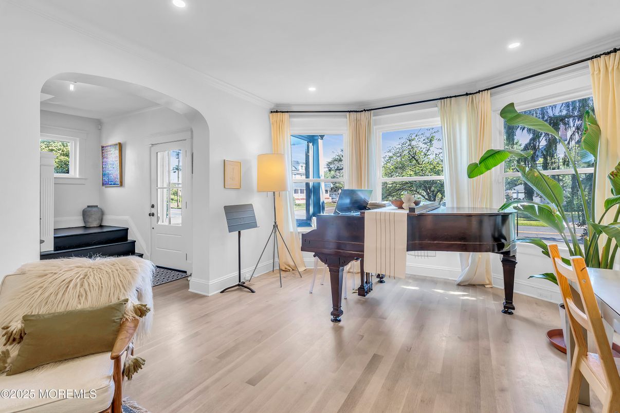Interior, Piano, Recessed Lighting, Wood Texture Flooring