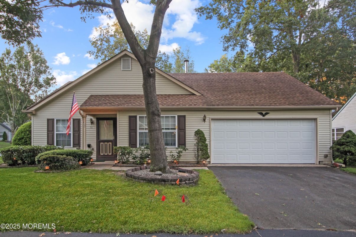 Attached, Exterior, Facade, Ranch