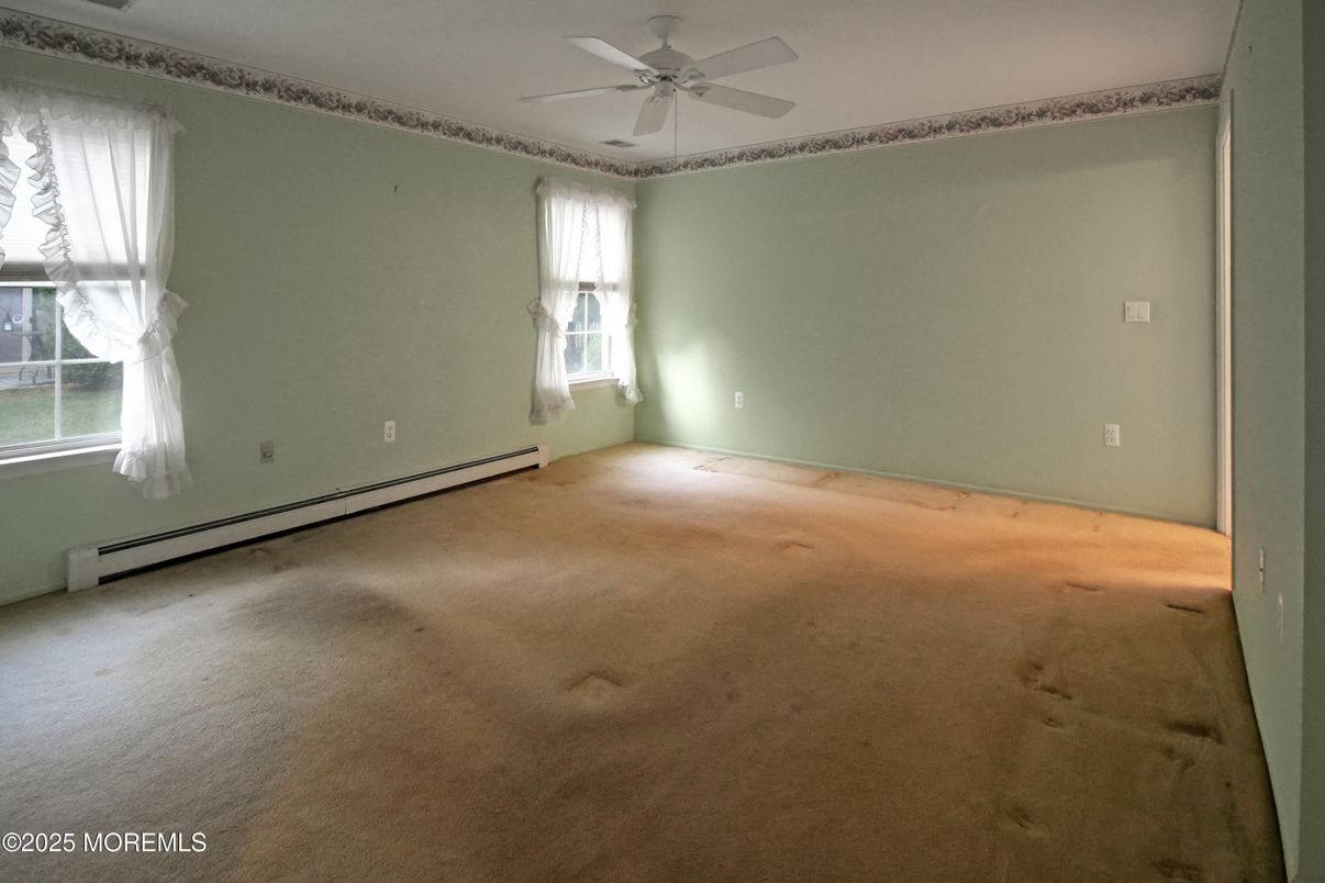 Empty room, Interior