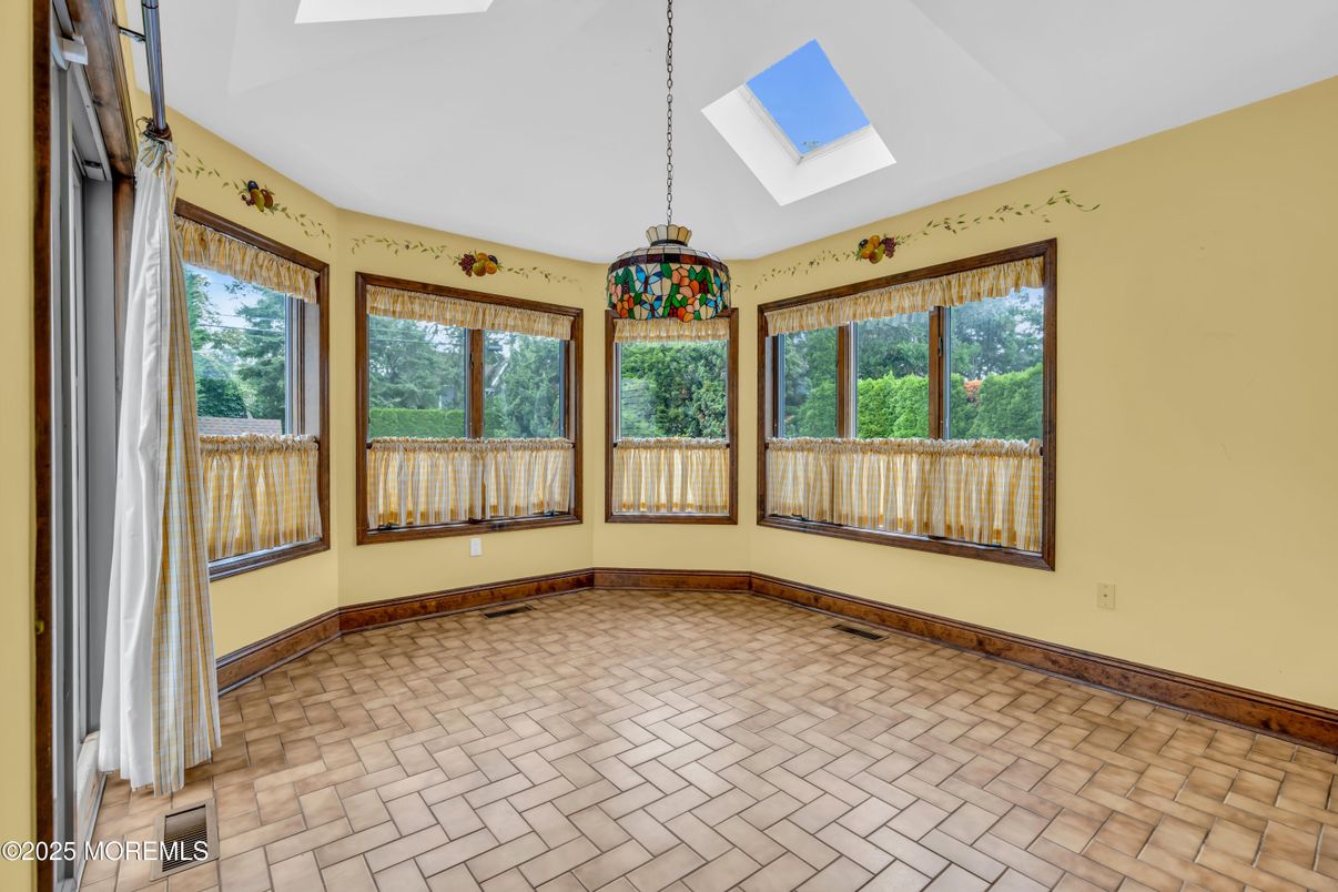 Empty room, Interior, Pendant Lights