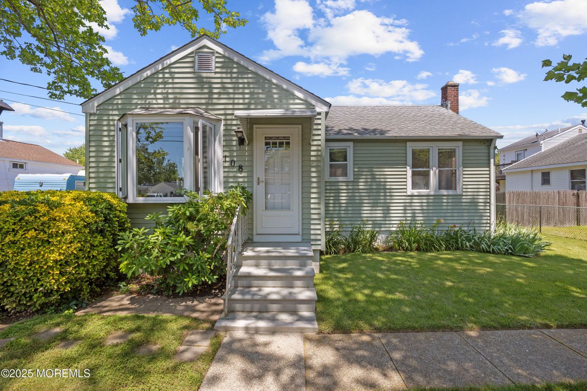Exterior, Facade, Cape Cod