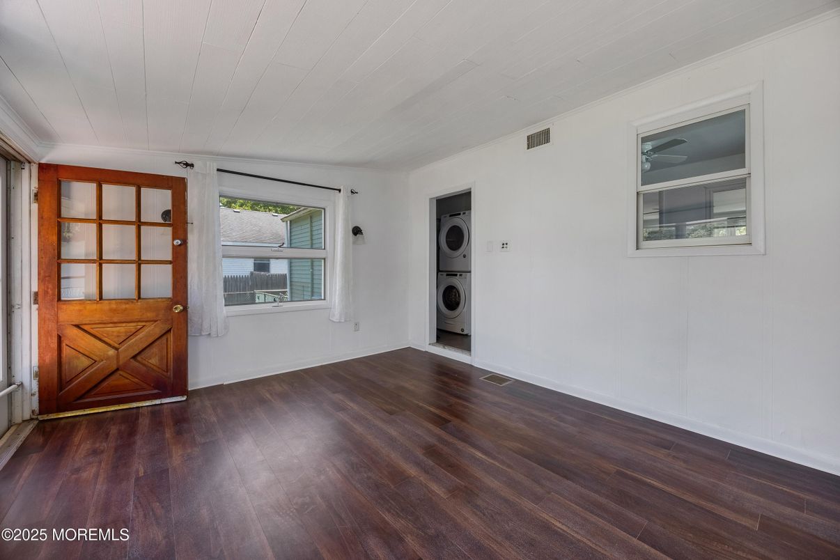 Empty room, Interior, Washer, Wood Texture Flooring