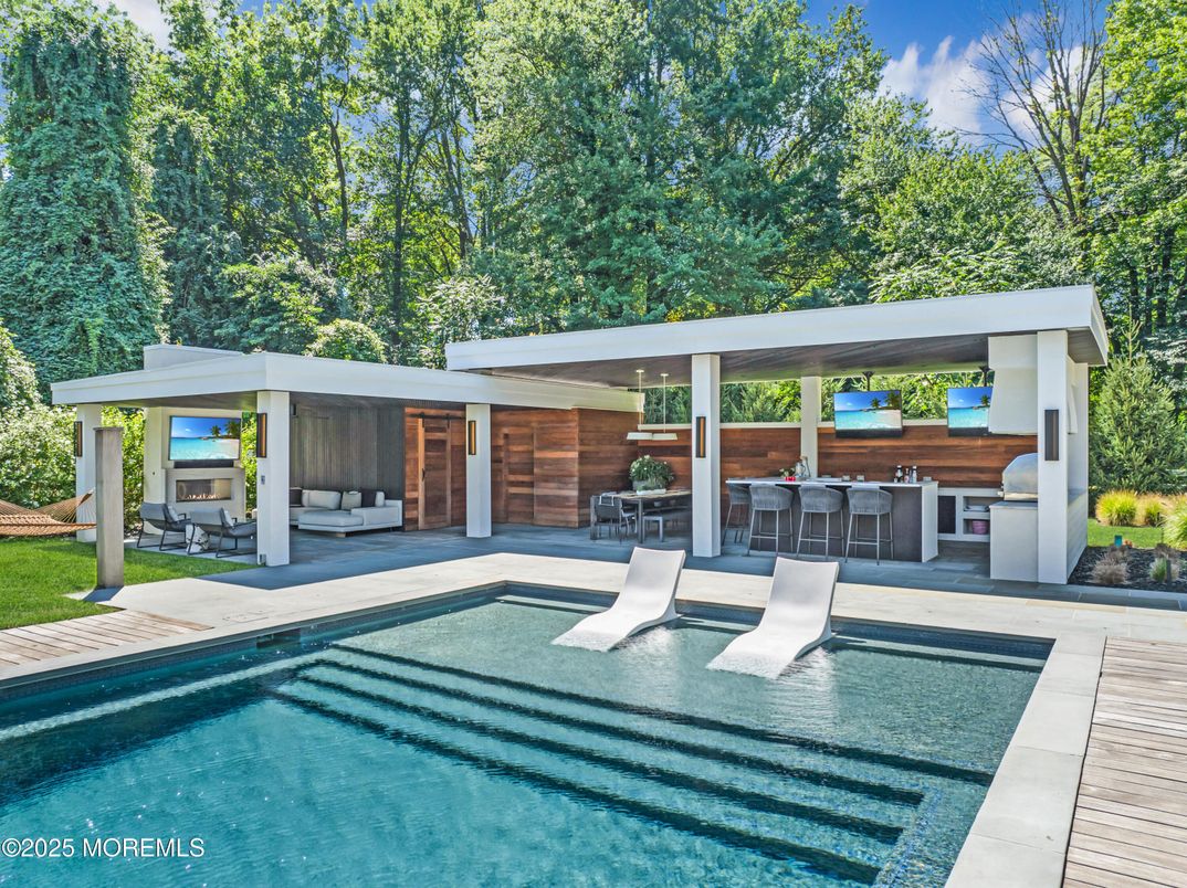 Exterior, Outdoor Kitchen, Pool