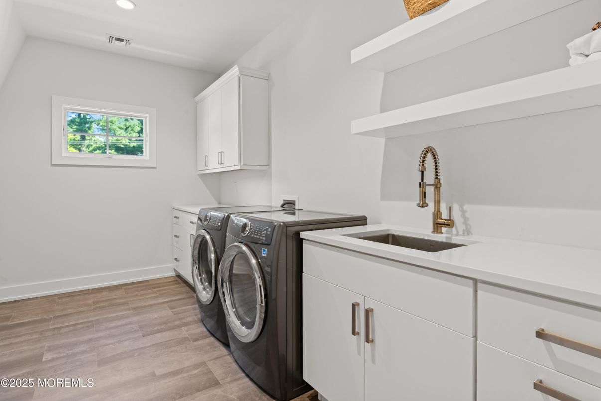Interior, Recessed Lighting, Washer, Wood Texture Flooring