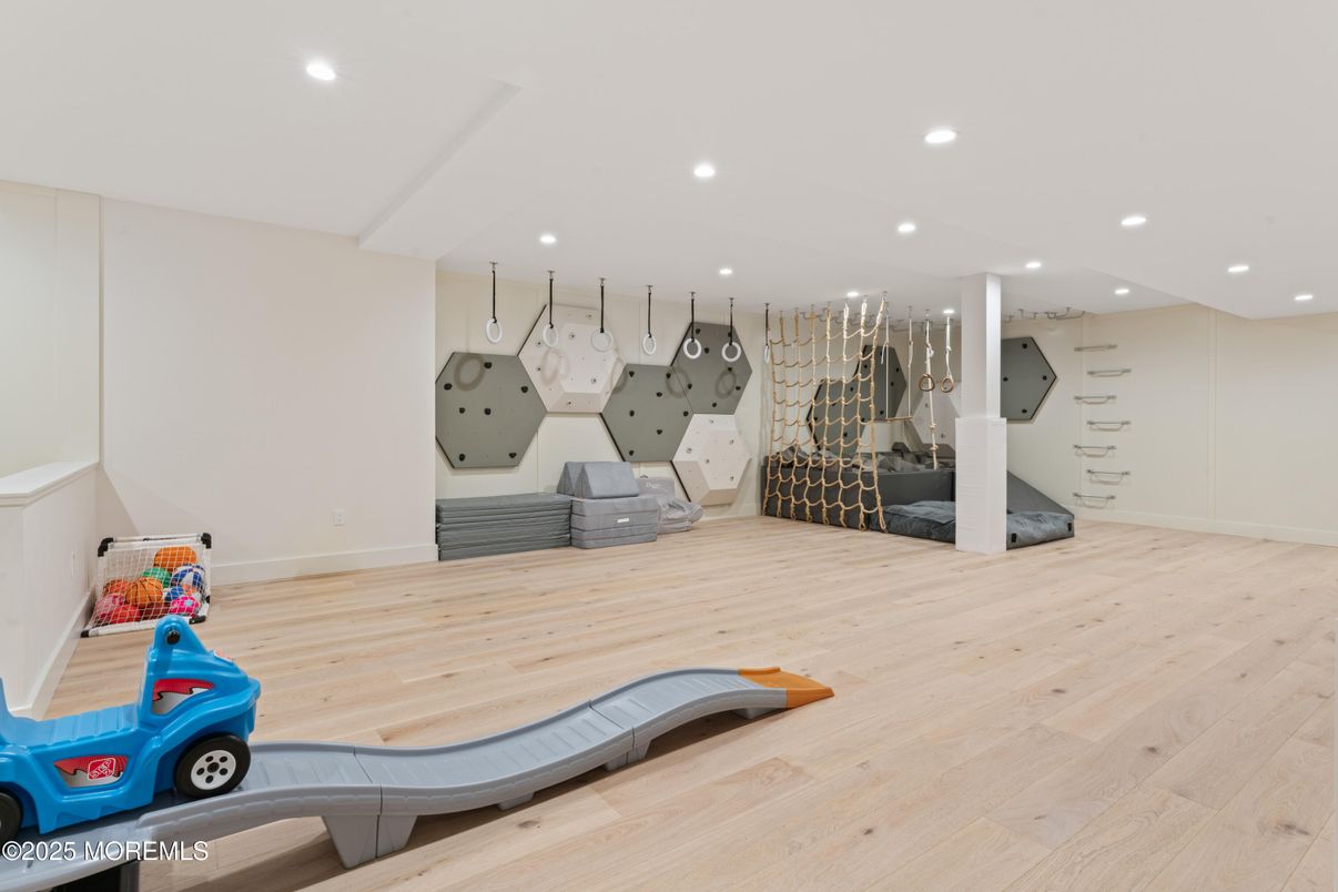 Fitness Equipment, Interior, Recessed Lighting, Wood Texture Flooring