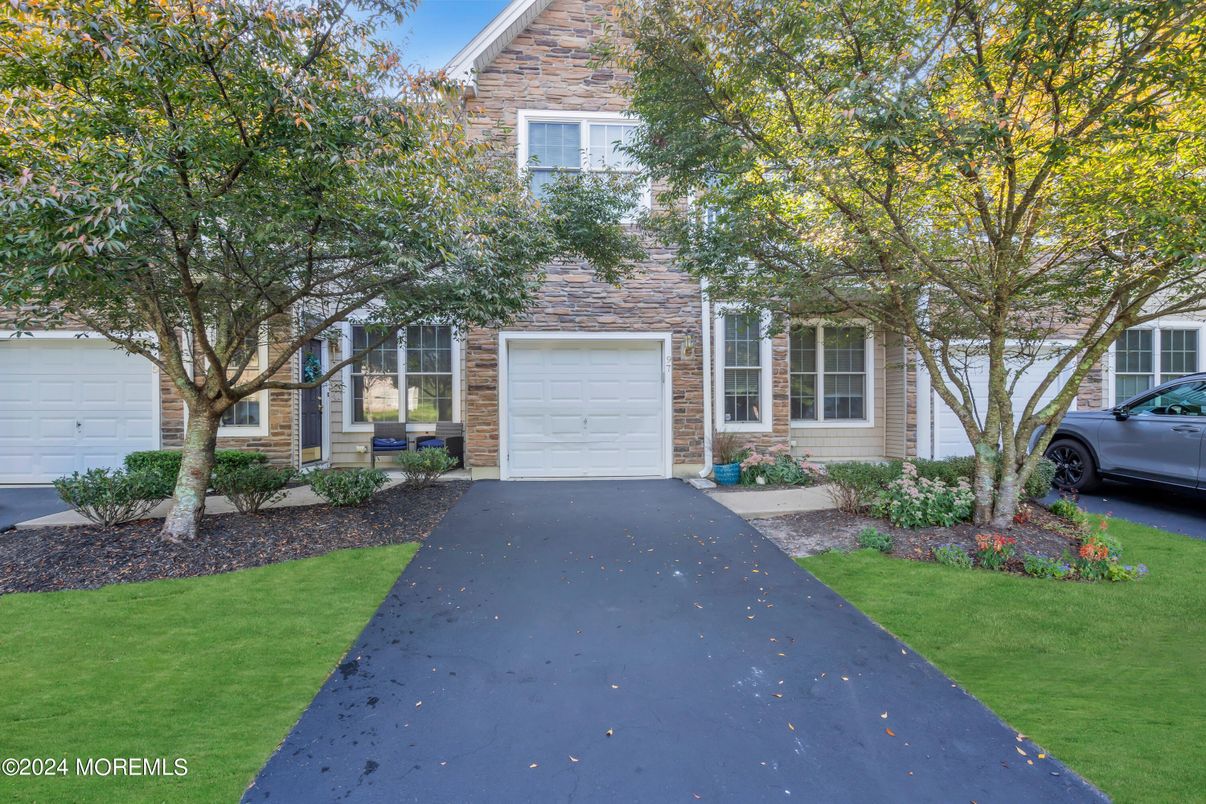 Attached, Exterior, Facade, Brick Traditional