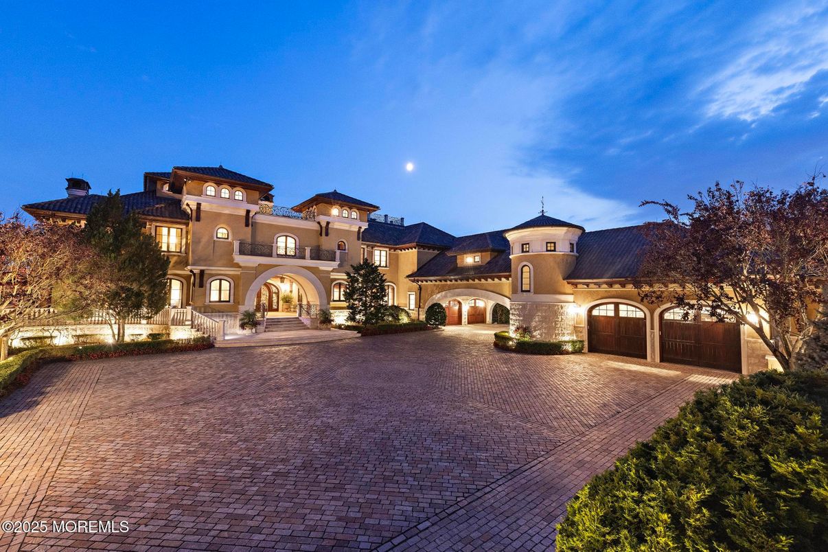 Attached, Exterior, Facade, Mediterranean