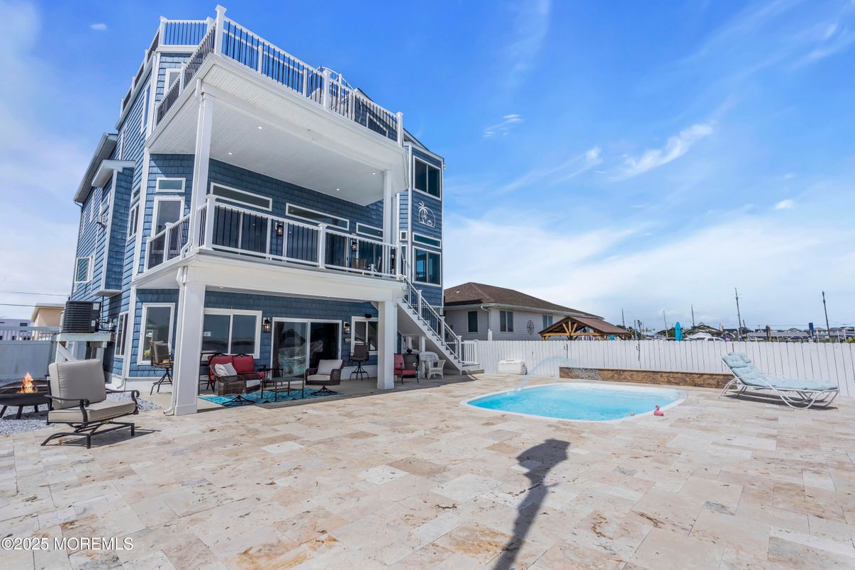 Exterior, Pool