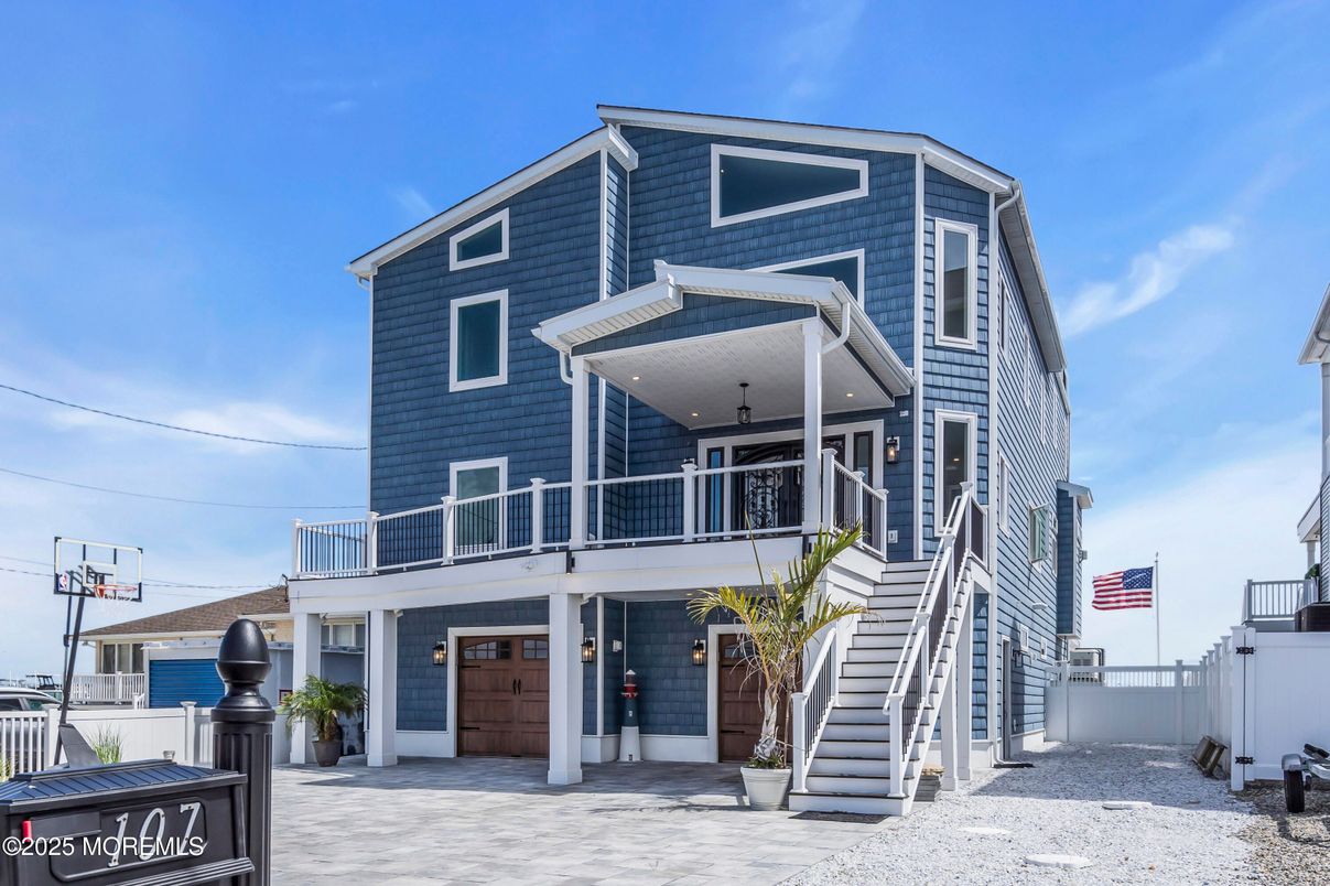 Exterior, Facade, Rowhouse