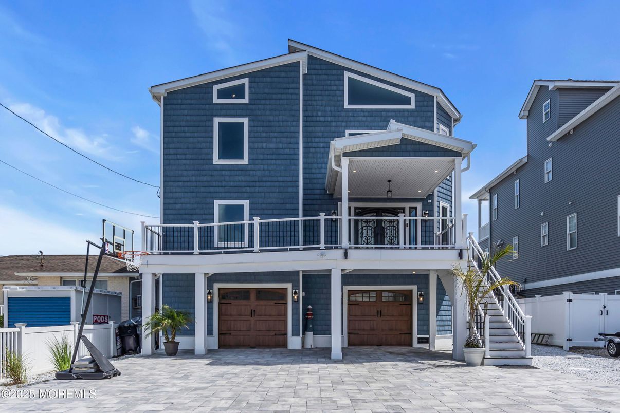 Attached, Exterior, Facade, Modern