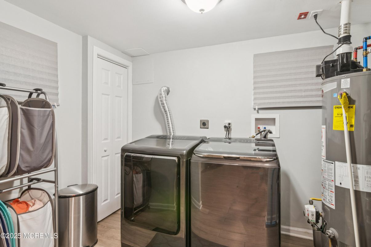 Interior, Washer, Wood Texture Flooring