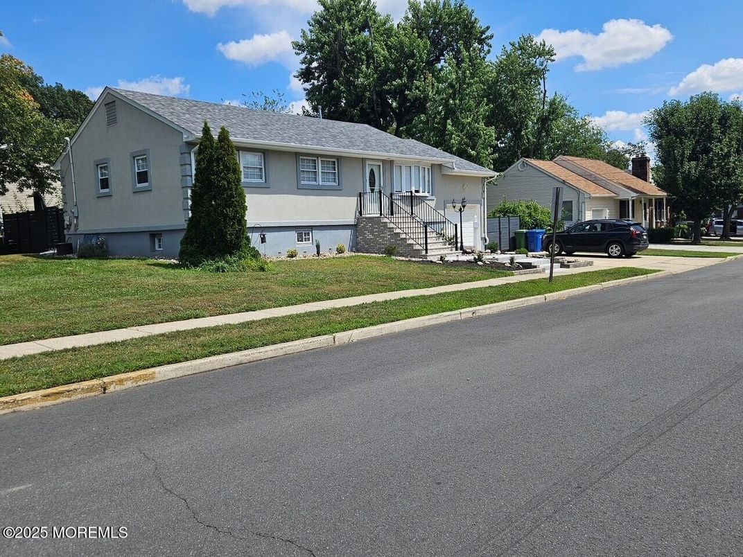 Attached, Exterior, Facade, Ranch