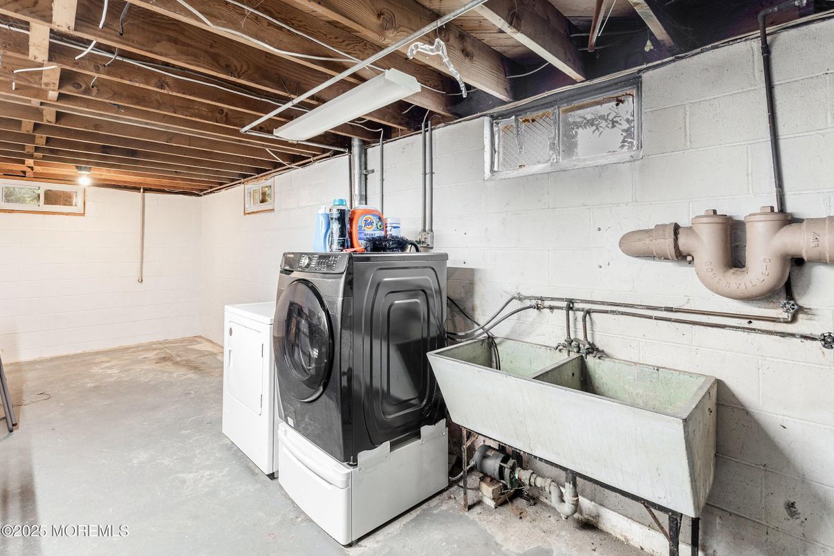 Interior, Washer, Wooden Beams