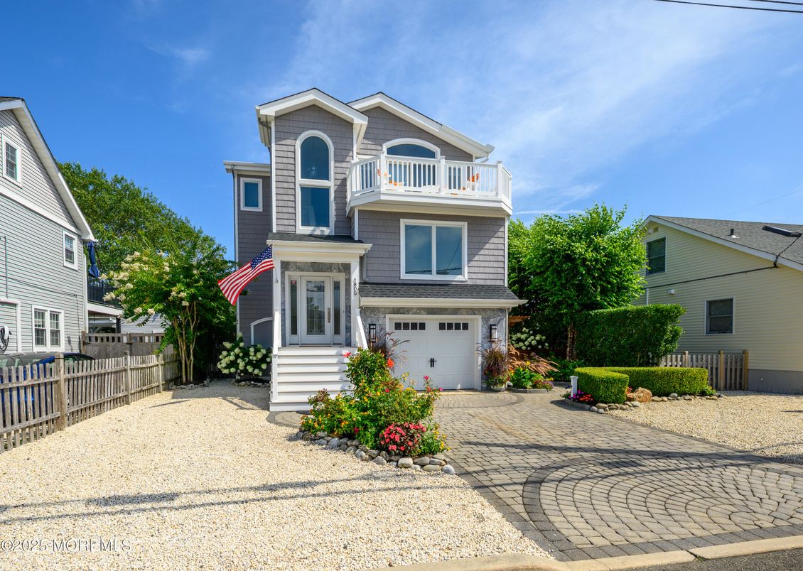 Attached, Exterior, Facade, Queen Anne Victorian