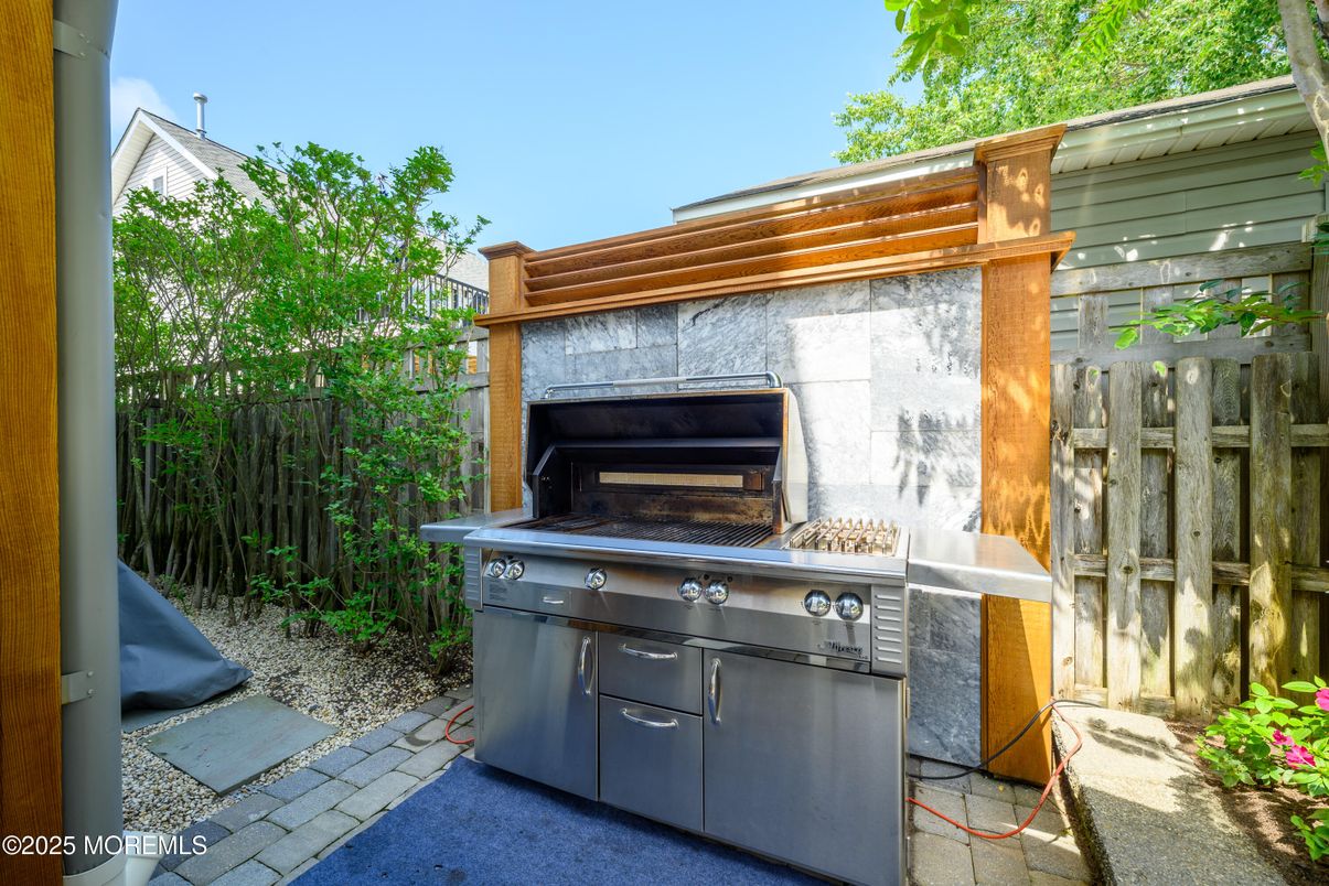 Exterior, Fireplace, Outdoor Kitchen