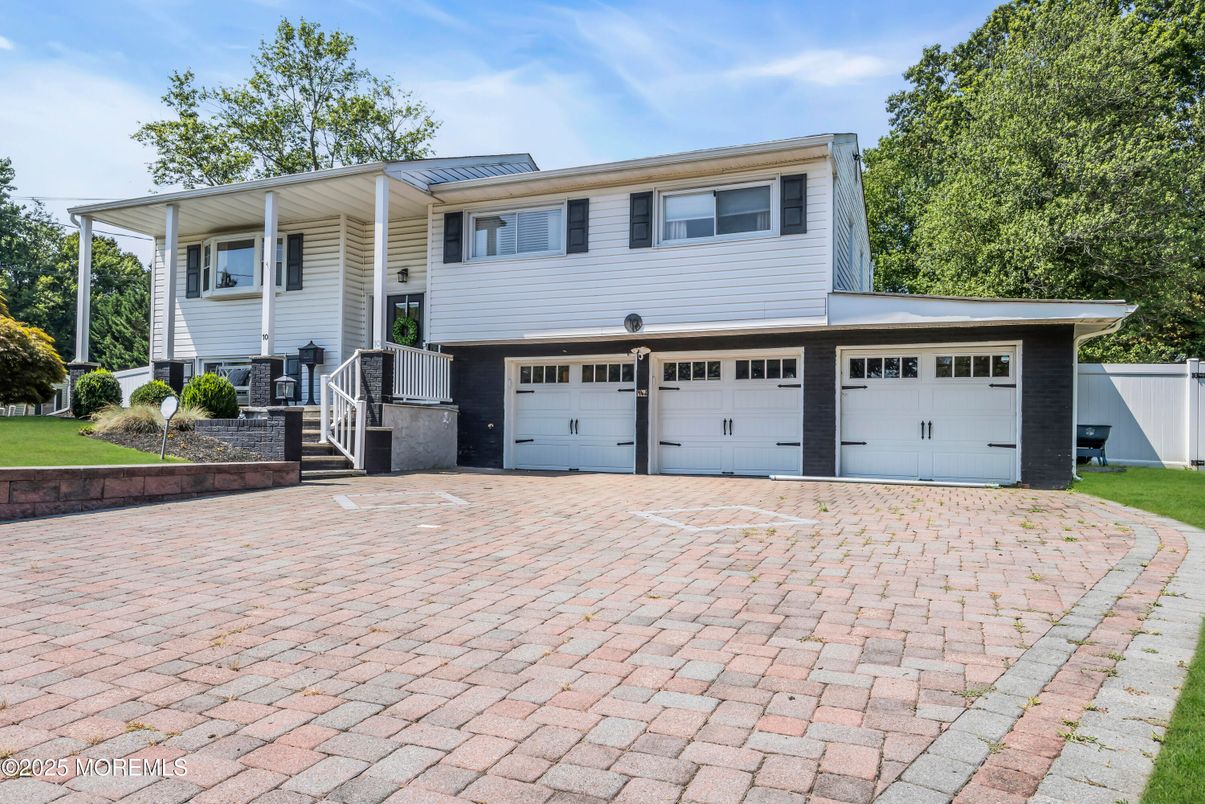 Attached, Exterior, Facade, Raised Ranch