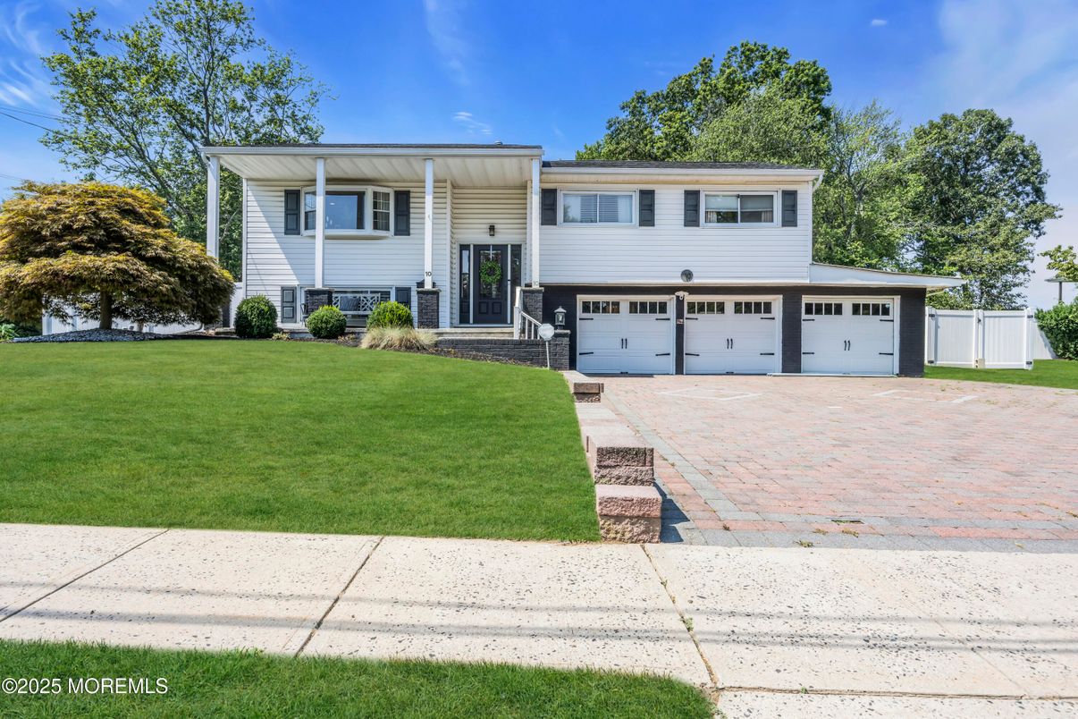 Attached, Exterior, Facade, Raised Ranch