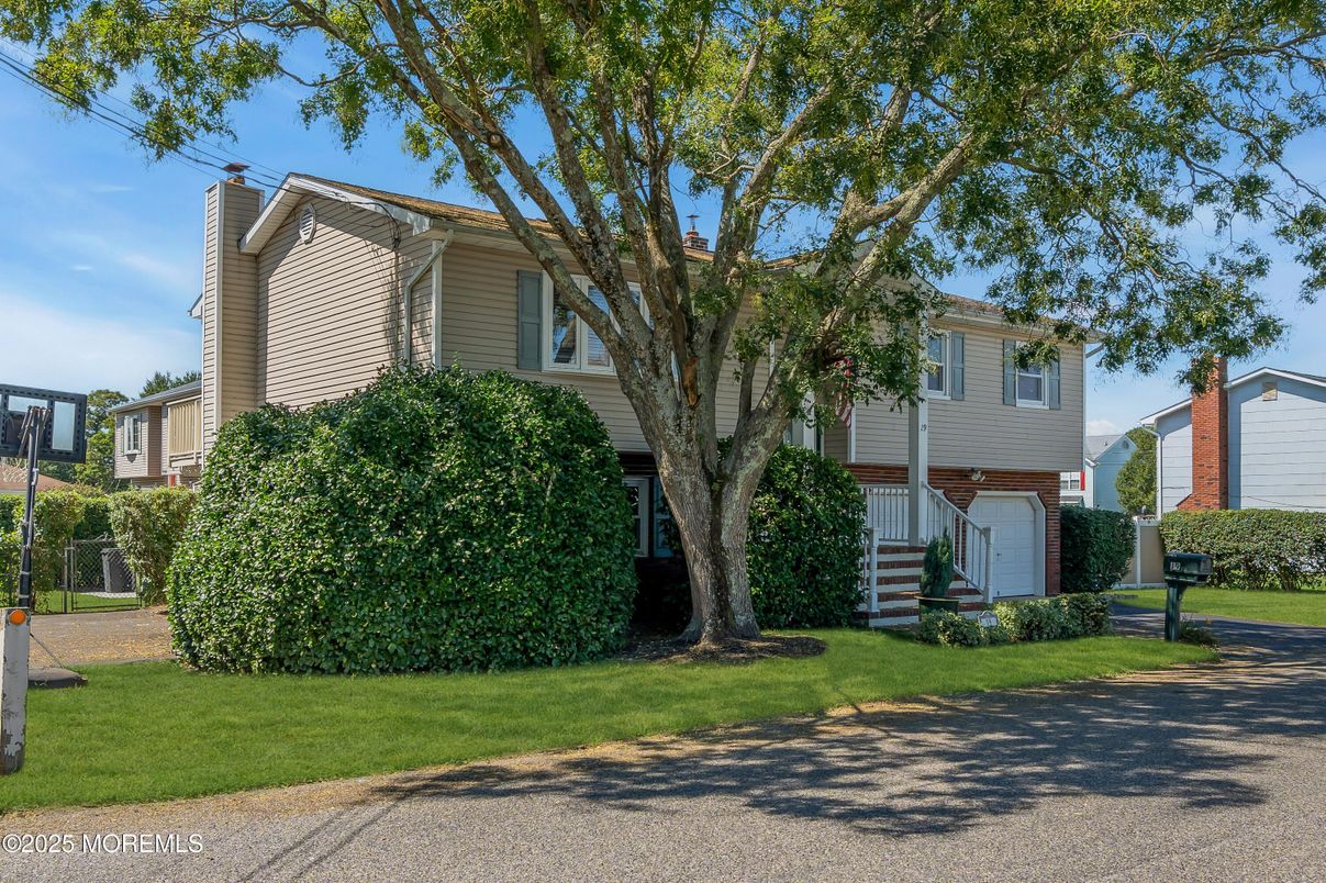 Attached, Exterior, Facade, Split Level