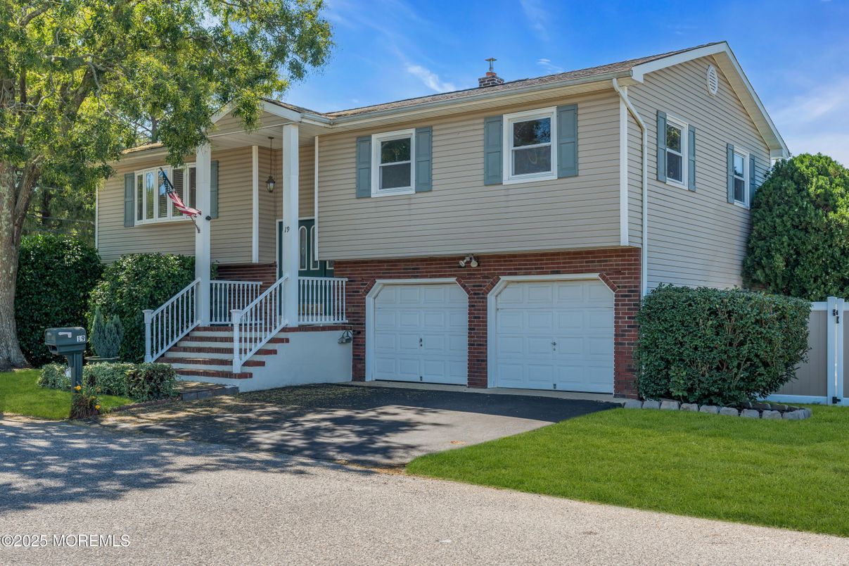 Attached, Exterior, Facade, Brick Facade, Raised Ranch