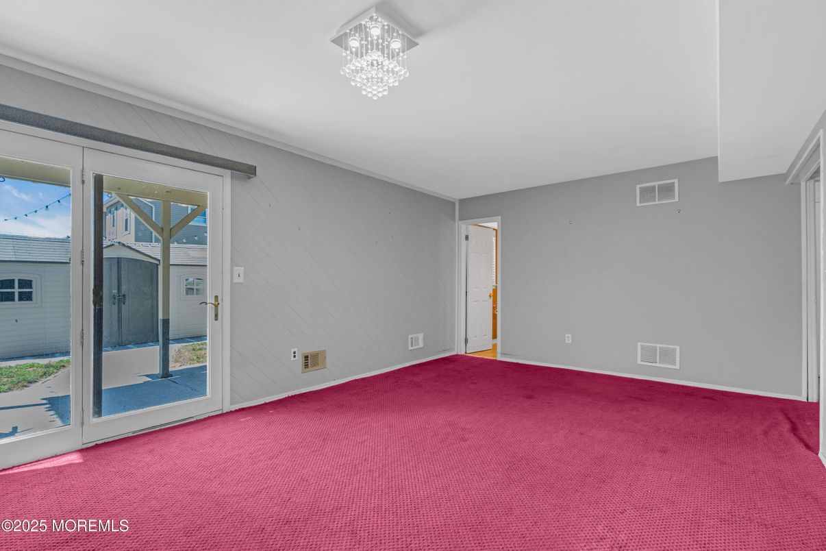 Empty room, Interior