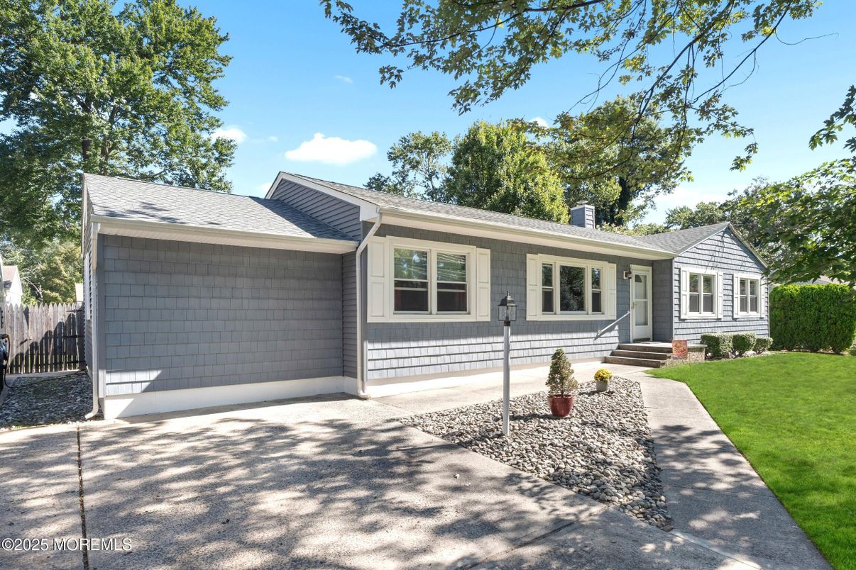 Exterior, Facade, Ranch