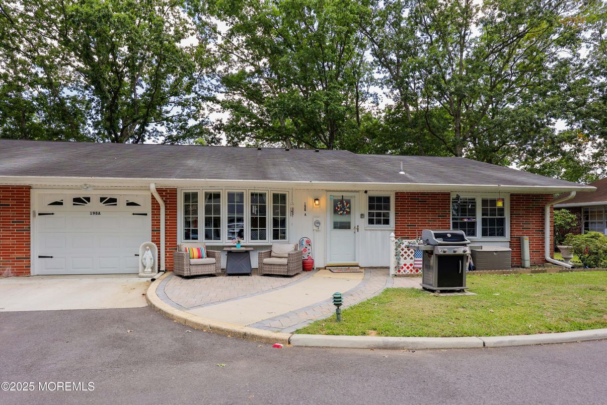 Attached, Exterior, Facade, Brick Facade, Ranch