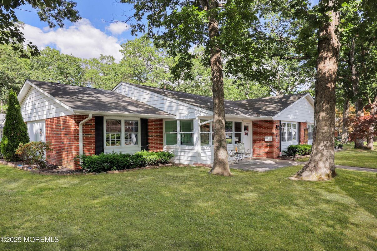 Attached, Exterior, Facade, Brick Facade, Ranch