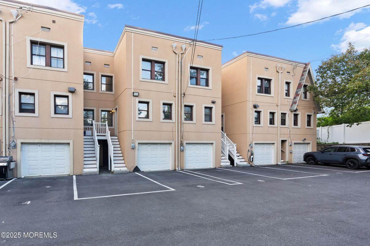 Attached, Exterior, Facade, Rowhouse