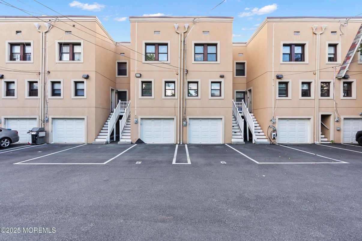 Attached, Exterior, Facade, Rowhouse