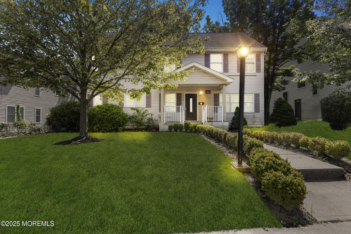 Exterior, Facade, American Foursquare