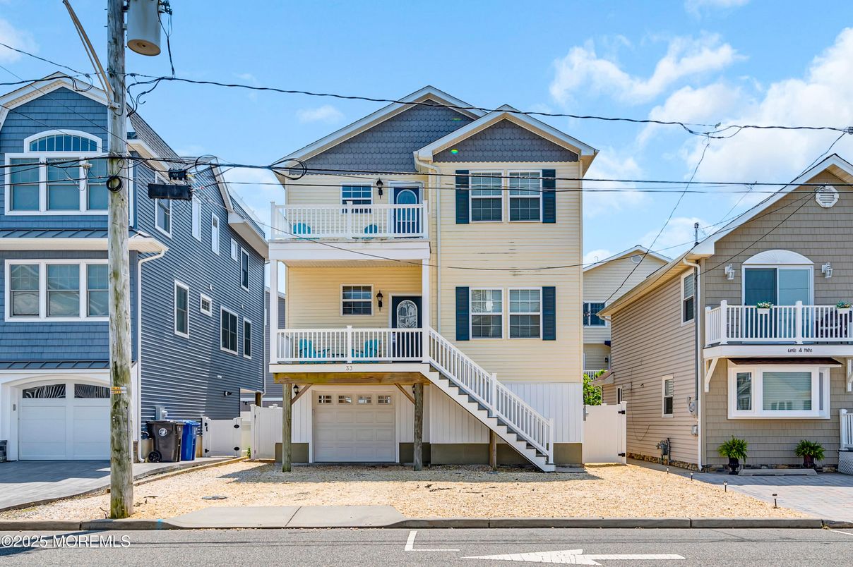 Attached, Exterior, Facade, Rowhouse