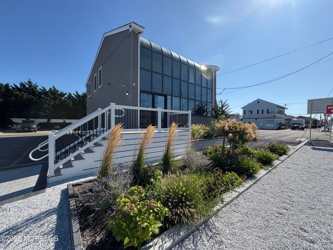 Exterior, Facade, Modern