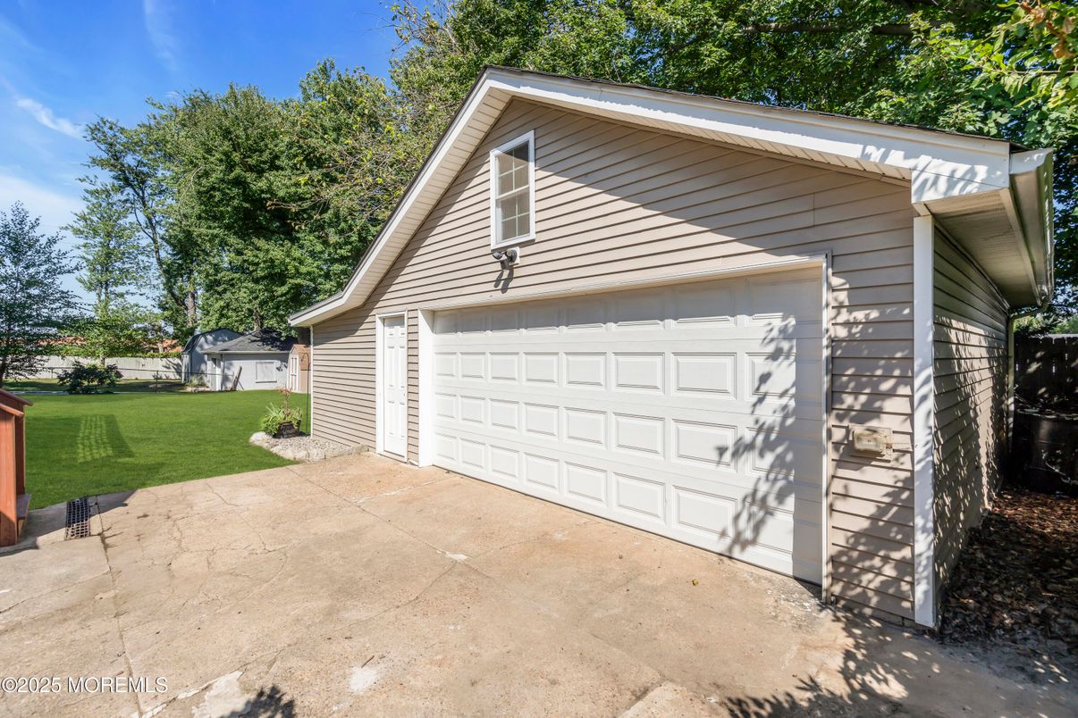 Detached Garage, Exterior