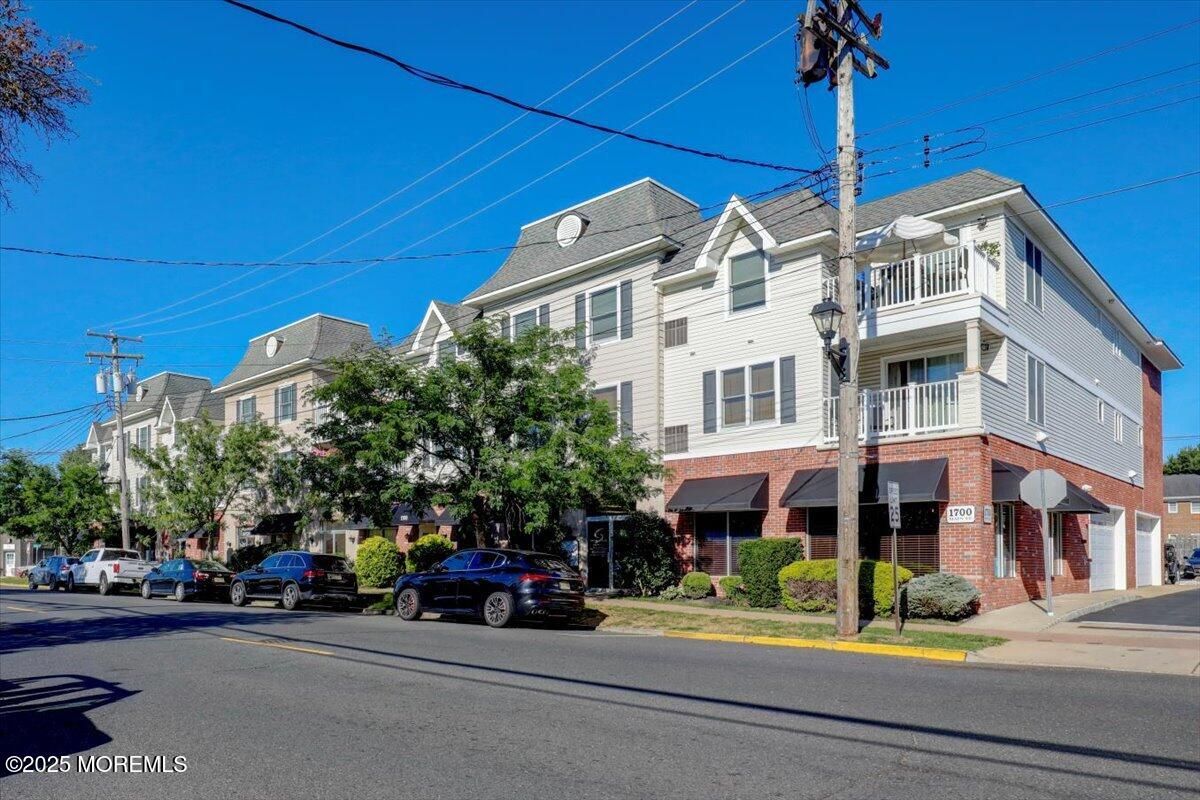 Exterior, Facade, Brick Facade, Rowhouse