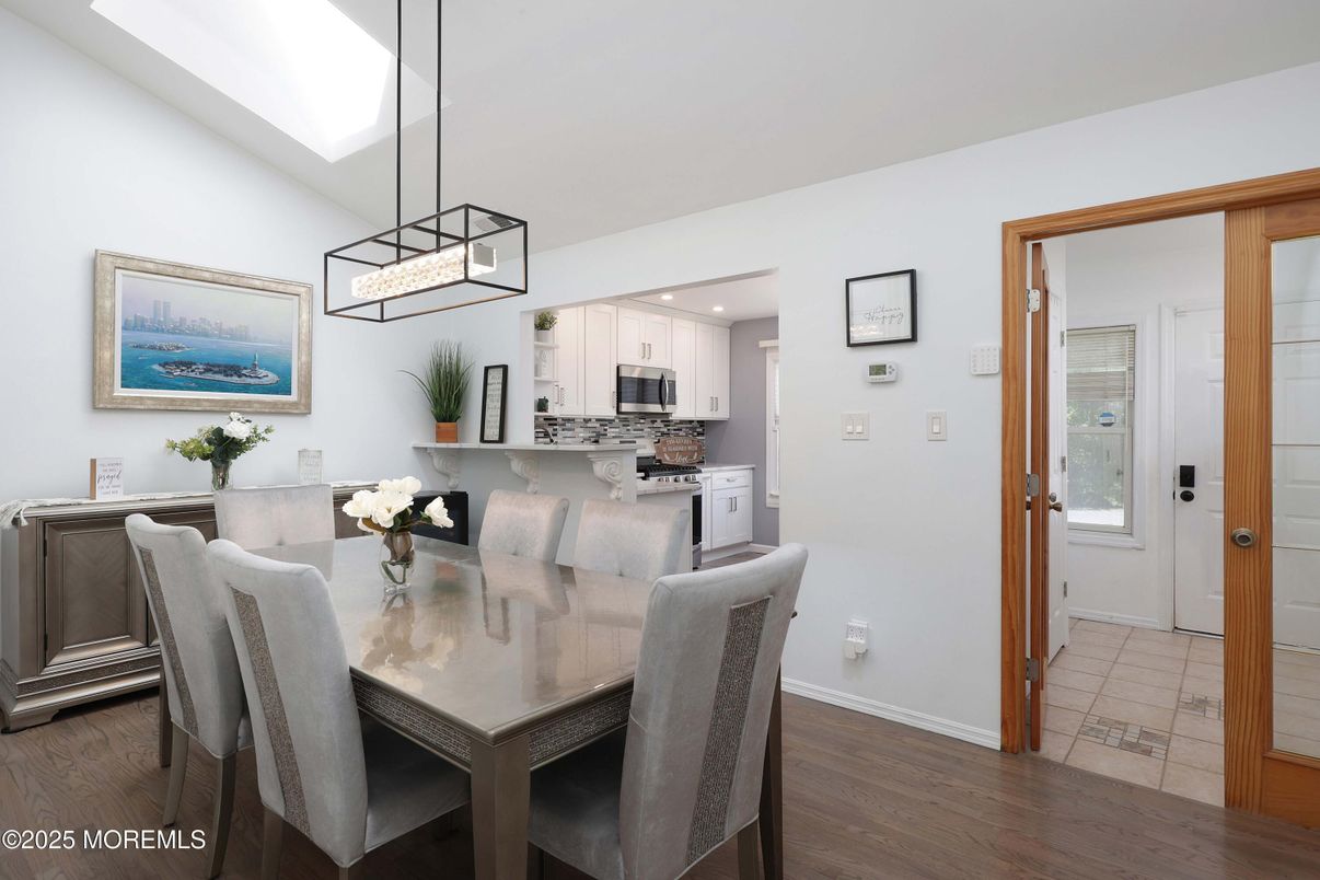 Dining room, Interior, Kitchen, Pendant Lights, Recessed Lighting, Wood Texture Flooring