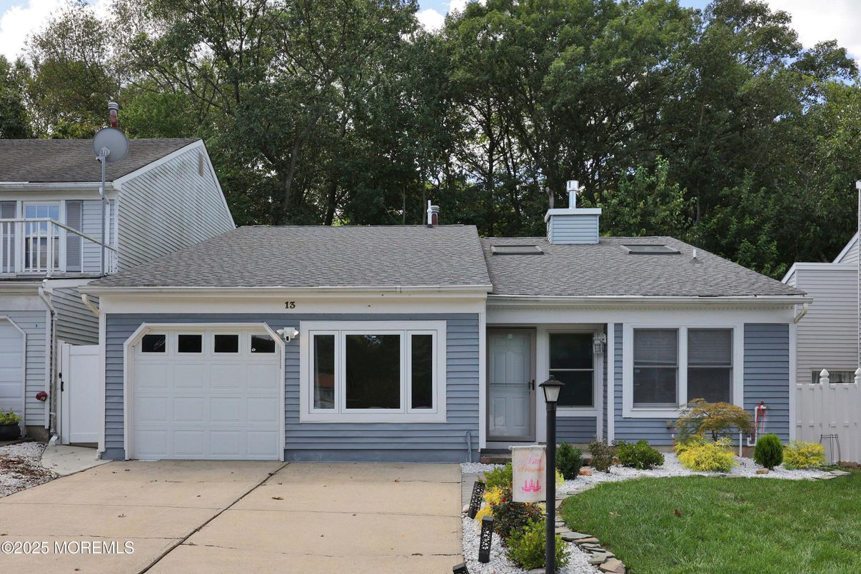 Attached, Exterior, Facade, Ranch